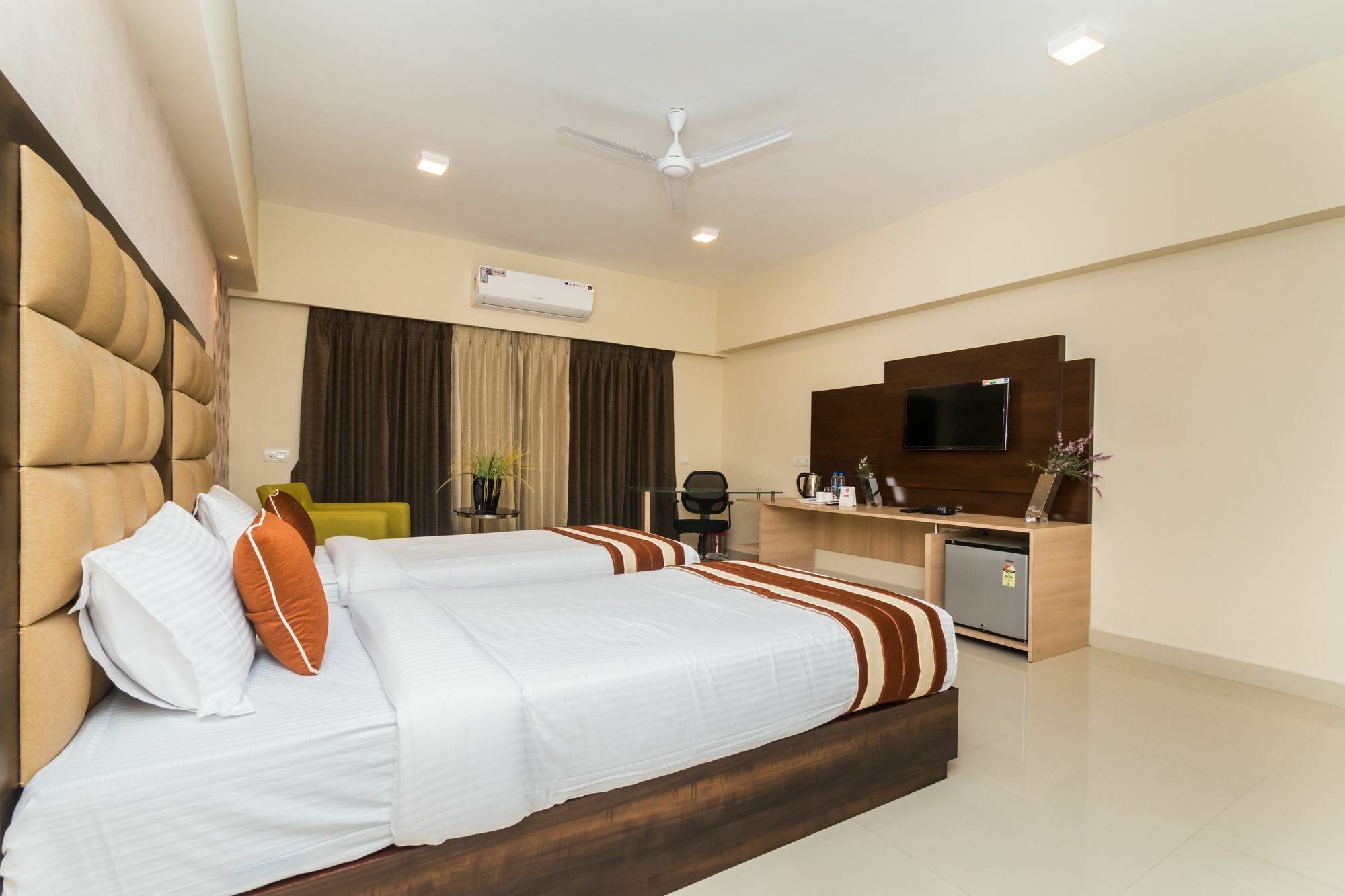 Capital O 10212 Hotel West Willows Xanadu Calcutta Eksteriør billede